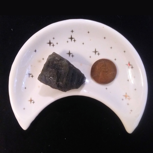 Labradorite Healing Crystal, Raw, 1 Stone in moon-shaped dish on light background (1)