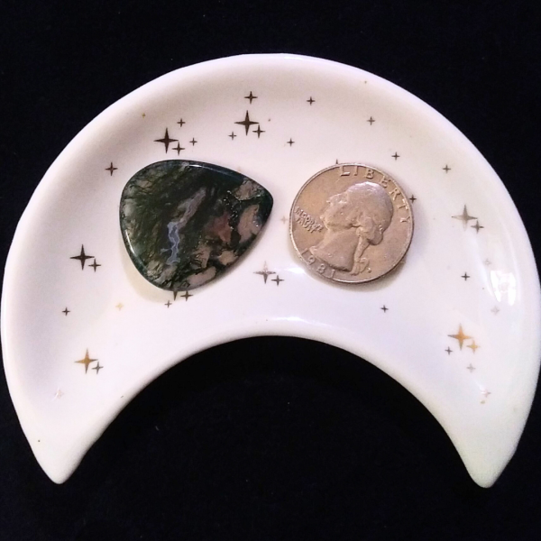 Moss Agate Healing Crystal, Guitar Pick, 1 Pick in moon-shaped dish on black background