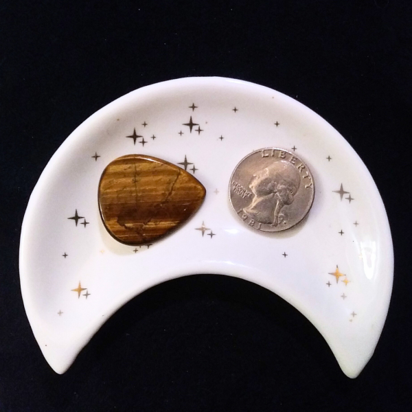 Tigers Eye Healing Crystal, Guitar Pick, 1 Pick in moon-shaped dish on black background (1)